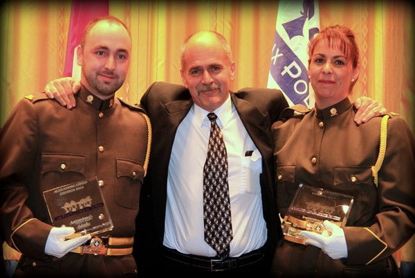 Marco Lavoie, le rescapé de la rivière Nottaway (au centre), a renoué avec ses héros au Gala des Prix policiers du Québec, les agents Alexandre Cotes et Valérie Caron. (Photo gracieuseté/Stéphane Brunet)